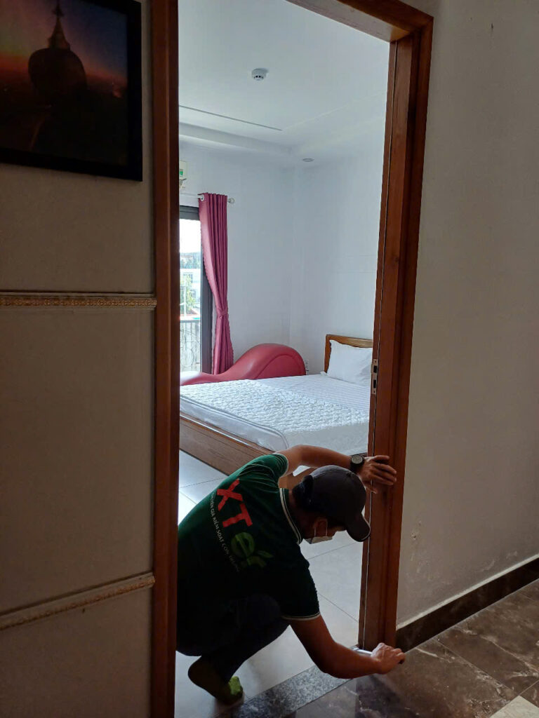 XTER đang kiểm tra tỉ mỉ khu vực cầu thang gỗ, tủ quần áo, cầu thang gỗ - nơi phát hiện đường mối chính