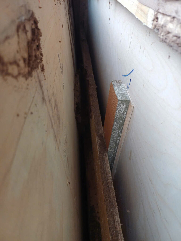 XTER Diệt Mối Tận Gốc Cho Nhà Anh Quang - Đường Lê Văn Sỹ, Quận 3 Bột gỗ mịn - đặc trưng mà mối để lại sau khi phá hoại