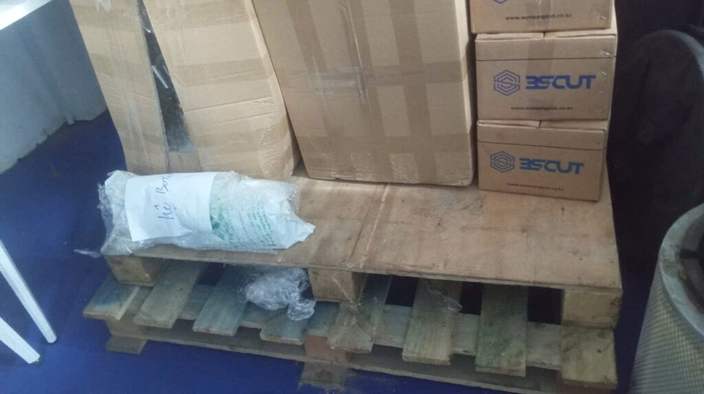 Toàn cảnh kho hàng với hàng trăm pallet gỗ bị mối tấn công