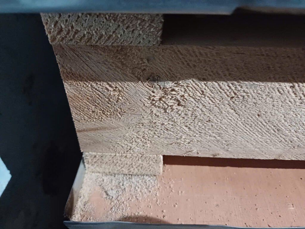 XTER Triển Khai Diệt Mối Tận Gốc Nhà Anh Hùng - Tô Ký, Quận 12 Gỗ bị mối xâm nhập, để lại nhiều lỗ nhỏ li ti.