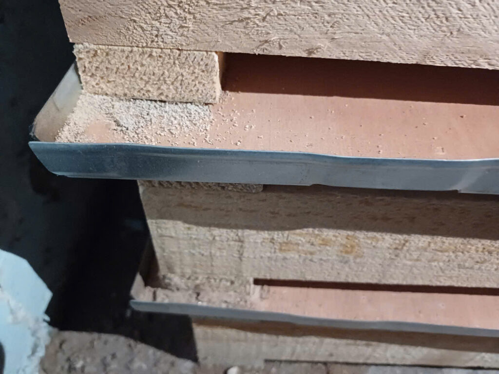 XTER Triển Khai Diệt Mối Tận Gốc Nhà Anh Hùng - Tô Ký, Quận 12 Bụi mùn tích tụ dưới chân tường – dấu hiệu rõ ràng của mối đang hoạt động.
