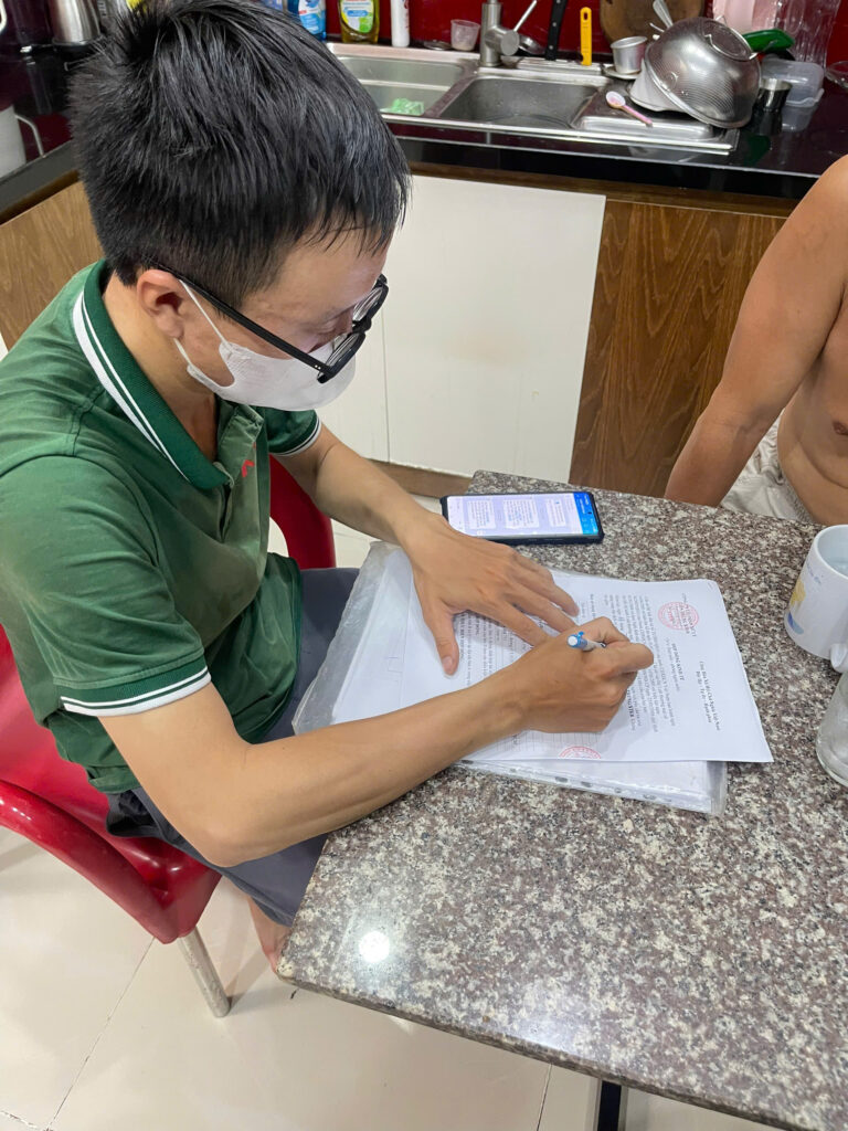 Kỹ thuật viên XTER ký hợp đồng diệt mối tận gốc cho khách hàng