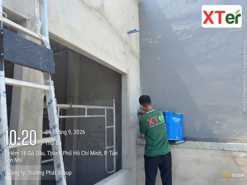 Ky thuat vien XTER dang xu ly tai khu vuc tuong cua cong trinh